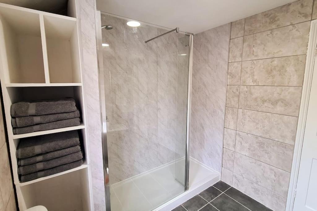 Gorgeous Two Bedroom House In 엘리 외부 사진